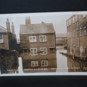 postcards - Norfolk - Norwich Floods Aug 1912 Cottages in Oak Street